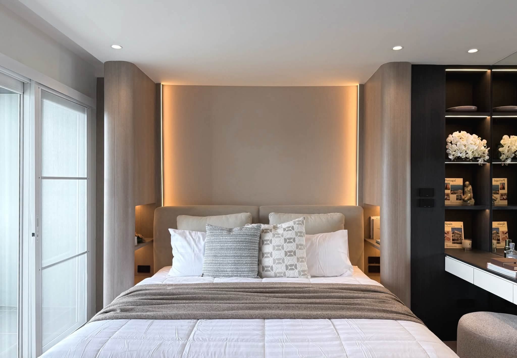 CS 006 bedroom and mountain view