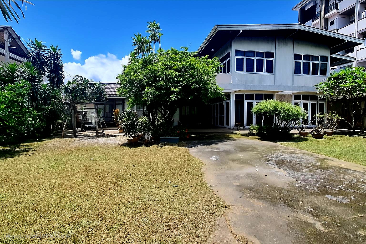 บ้านพร้อมที่ดินใกล้คูเมือง
